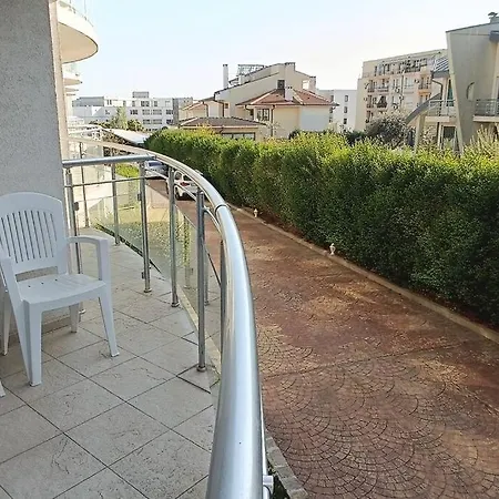 In A Complex With A Pool Апартаменты